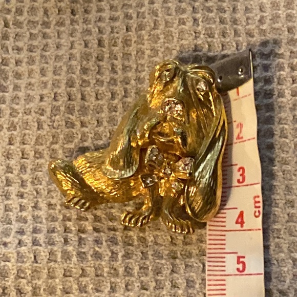 Basset hound hold brooch - Picture 4 of 4